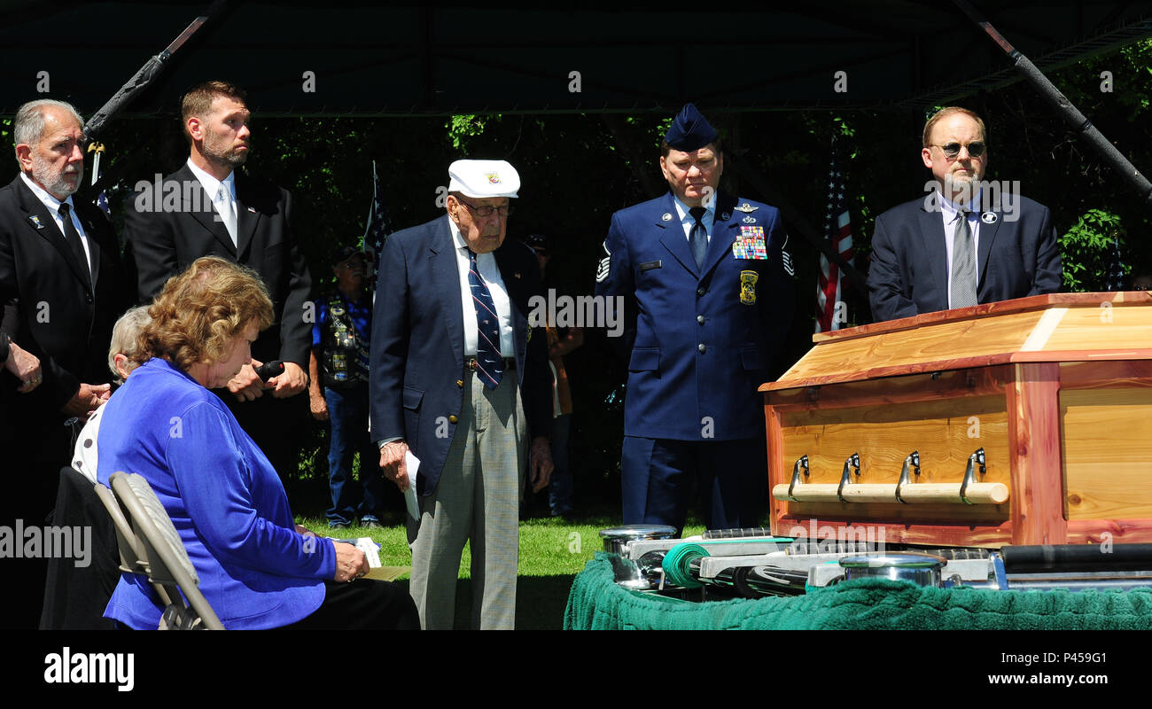 Ritirato Lt. Col. Richard Cole, l'ultimo superstite Doolittle Raider, centro rende rispetta al personale Sgt. David J. Thatcher Giugno 27, 2016 in Missoula, Mont. La Thatcher è stata la seconda per ultime Doolittle Raider e è un destinatario del Congressional Gold Medal e Air Force Silver Star. Il suo altre decorazioni includono il Distinguished Flying Cross, aria medaglia con quattro foglie di quercia i cluster e l'esercito cinese, Navy e aria Corps medaglia. Foto Stock