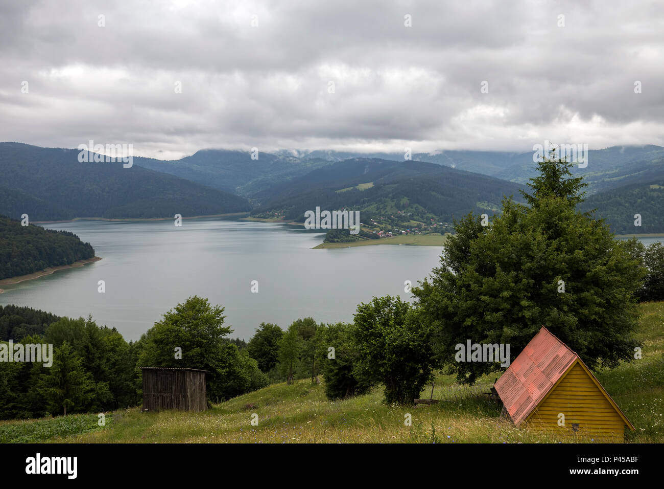 Nuvoloso panorama dal lago di Bicaz in Romania, Est Europa Foto Stock