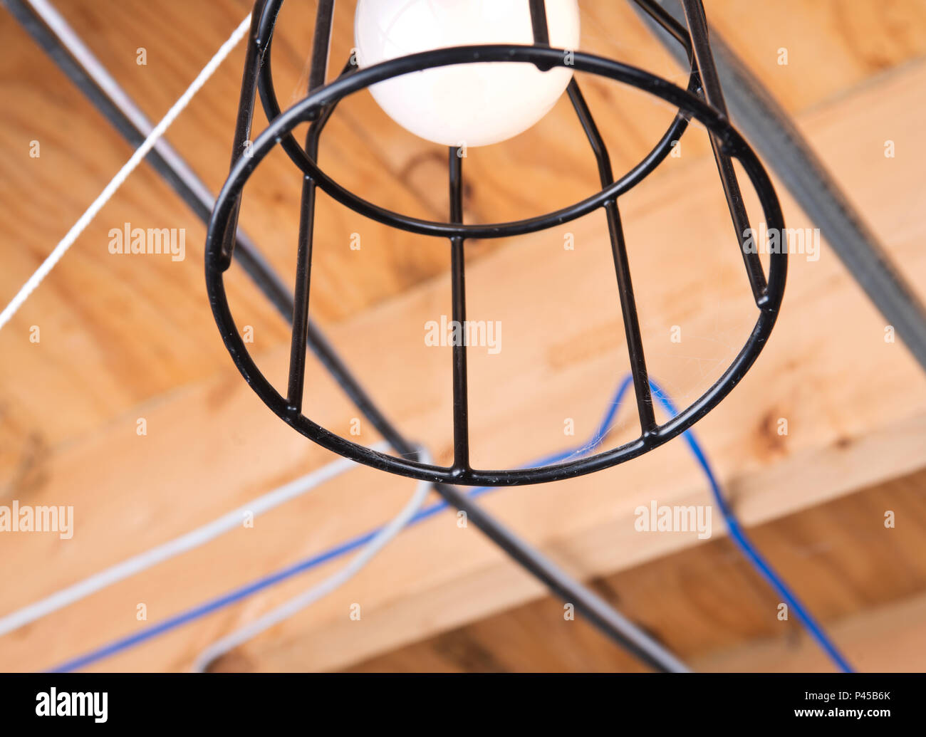 Luce nel seminterrato incompiuta in casa sotto il rimodellamento Foto Stock