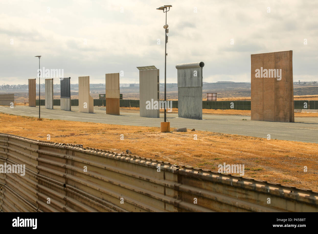 I prototipi della nuova proposta di Trump muro eretto vicino al Otay Mesa porto di entrata in California e Tijuana, Messico. Foto Stock
