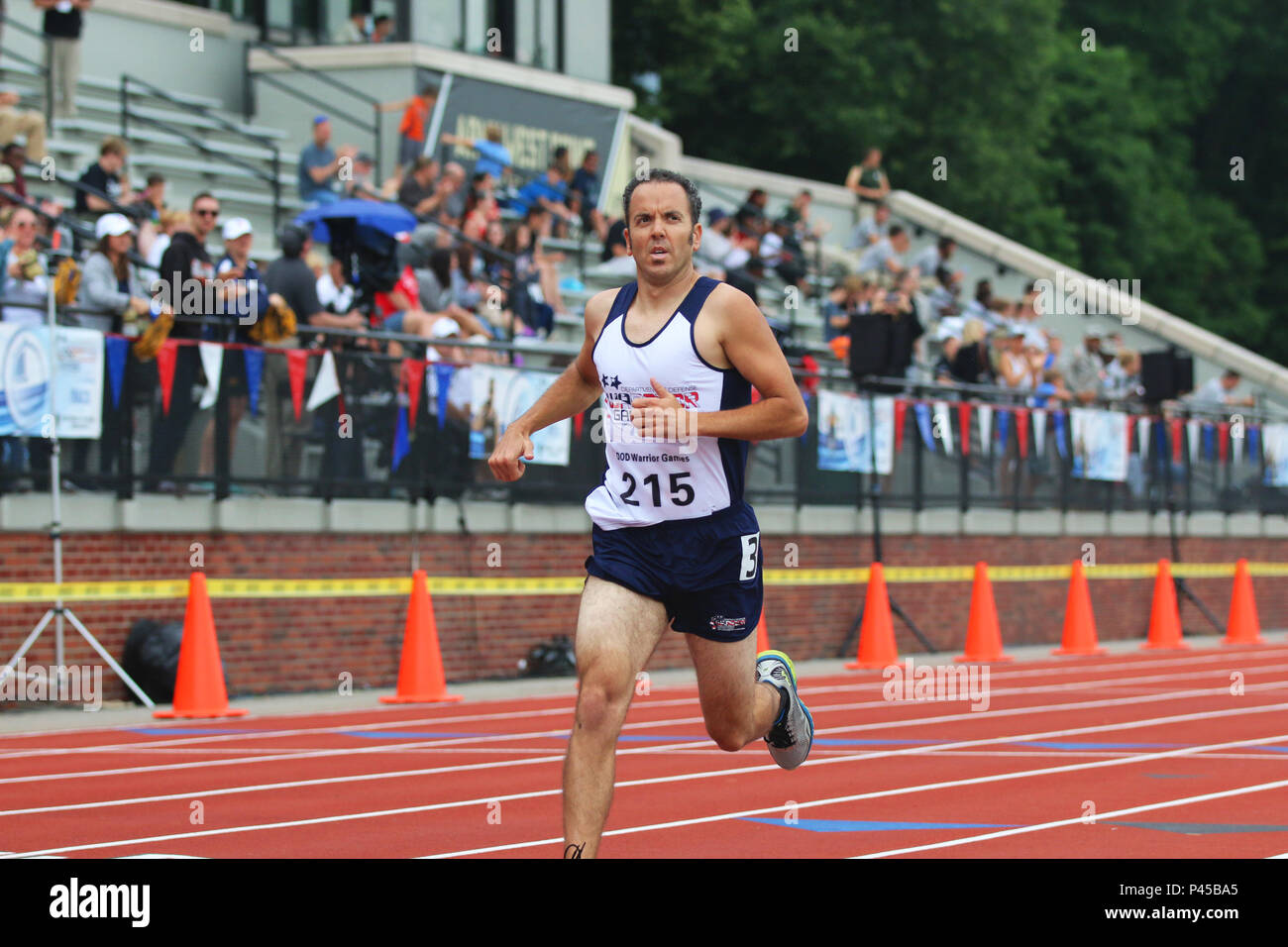 Il veterano della marina militare marinaio Gavin Lowe, di sabbia, Utah, finiture degli uomini 800 metro eseguire con un tempo di 2:29:37 presso l'Accademia Militare degli Stati Uniti a West Point, N.Y., il 16 giugno. (US Army foto di Spc. Dakota prezzo) Foto Stock