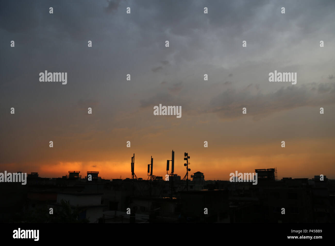 Il cielo di sera della città di Dhaka Foto Stock