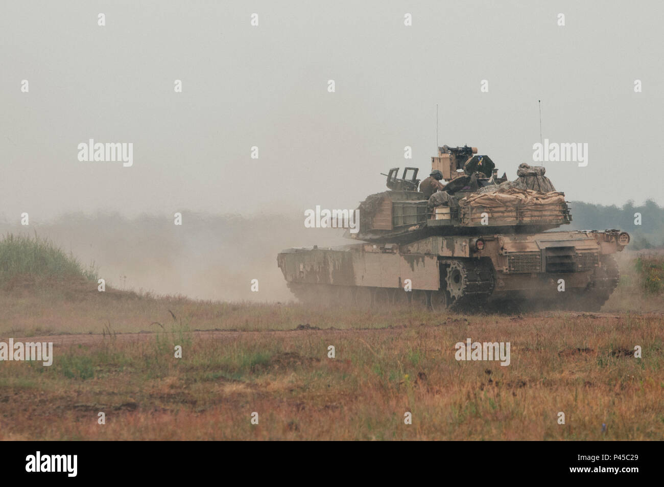 Serbatoio crewman assegnati al 3° Battaglione, sessantanovesima Armor reggimento, terza divisione di fanteria, manovrare un M1A2 Abrams battaglia principale serbatoio a Drawsko Pomorskie Area Formazione, Polonia esercizio Anakonda 2016, Giugno 13. Esercizio Anakonda 16 è un polacco-led, multinazionale di esercizio, che avvengono in Polonia da Giugno 7-17. Questo esercizio comporta più di 31.000 partecipanti provenienti da più nazioni. Anakonda 16 è il principale evento di formazione per gli Stati Uniti Esercito in Europa e alleati e partner delle nazioni. Foto Stock
