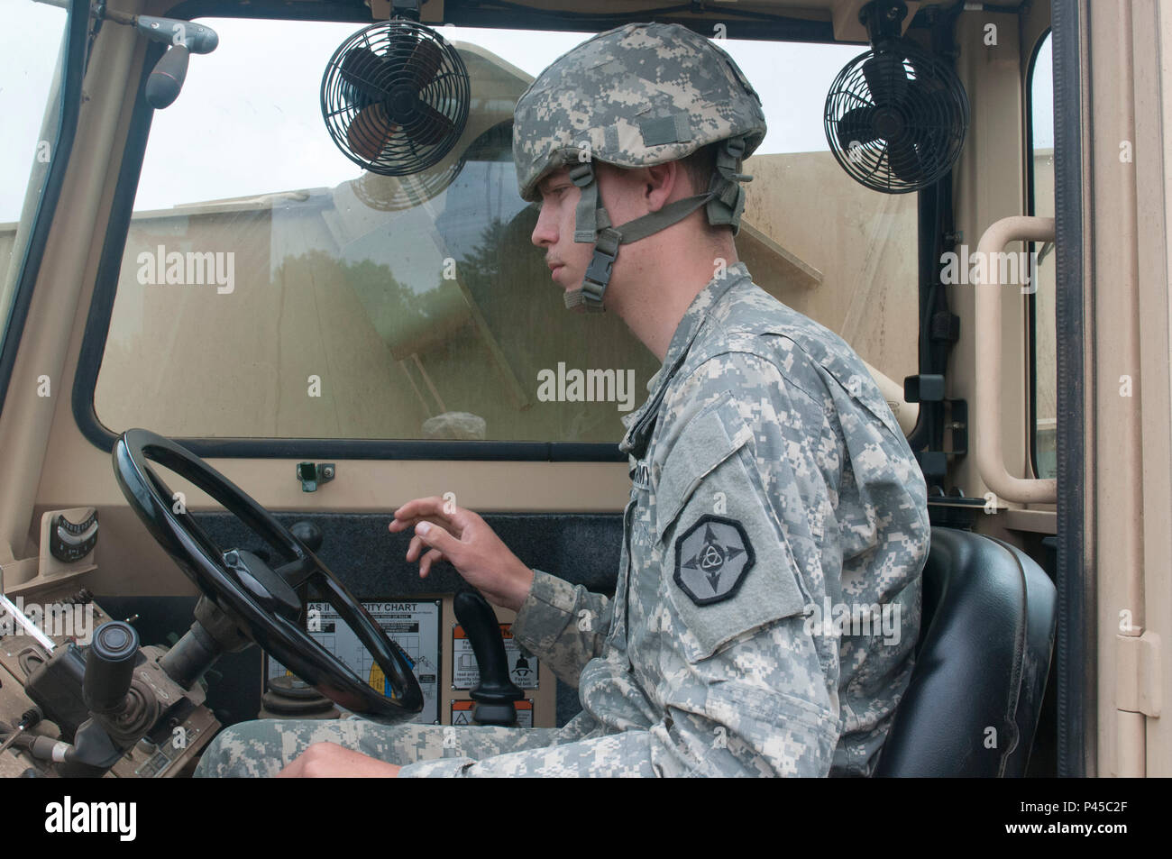 Spc. Samuel Clinton Posey, un specialista di munizioni, del 592nd Ordnance società fuori delle Fatturazioni, Montana, aziona un carrello elevatore a forche durante l'esercizio Ankonda 2016, polacco-led, multinazionale di esercizio in funzione da giugno 7-17. (U.S. Esercito foto di Spc. Miguel Alvarez/ rilasciato) Foto Stock