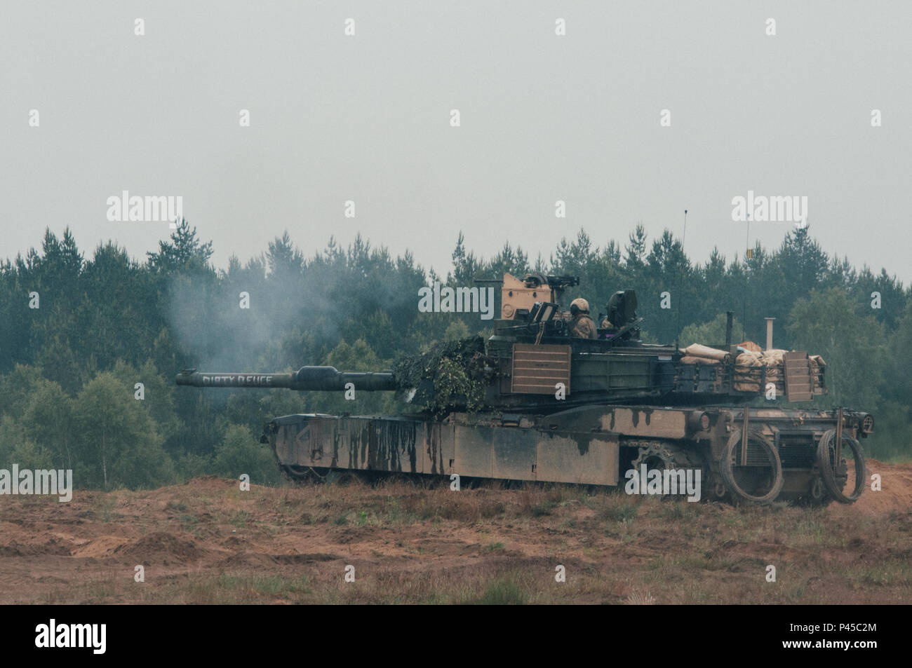 Serbatoio crewman assegnati al 3° Battaglione, sessantanovesima Armor reggimento, terza divisione di fanteria, manovrare un M1A2 Abrams battaglia principale serbatoio a Drawsko Pomorskie Area Formazione, Polonia esercizio Anakonda 2016, Giugno 13. Esercizio Anakonda 16 è un polacco-led, multinazionale di esercizio, che avvengono in Polonia da Giugno 7-17. Questo esercizio comporta più di 31.000 partecipanti provenienti da più nazioni. Anakonda 16 è il principale evento di formazione per gli Stati Uniti Esercito in Europa e alleati e partner delle nazioni. Foto Stock