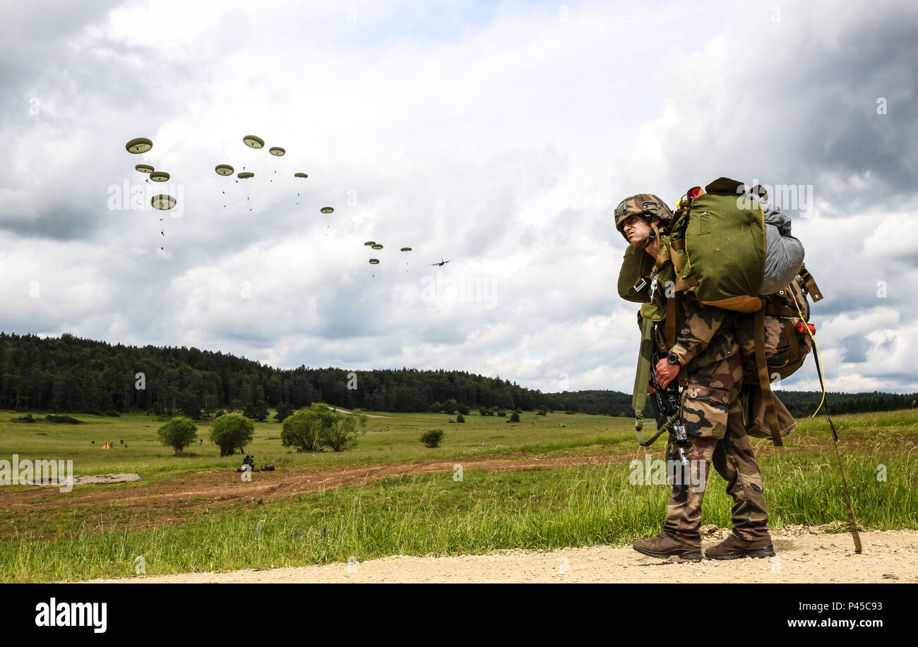 Un soldato francese di Airborne giunto combinato Entrata vigore orologi militari scendono da un Lockheed C-130 Hercules durante la conduzione di operazioni di volo durante la risposta rapida 16 formazione esercitare all'Hohenfels Area Formazione, una parte della multinazionale comune disponibilità centro, Hohenfels, Germania, Jun. 15, 2016. Esercizio risposta rapida è uno dei premier militari di risposta alle crisi eventi di formazione per multi-nazionale Airborne Forces nel mondo. Questo esercizio è progettato per ottimizzare la disponibilità del nucleo di combattimento di U.S. Global Response Force - attualmente l'ottantaduesima Airborne Division del primo Br Foto Stock