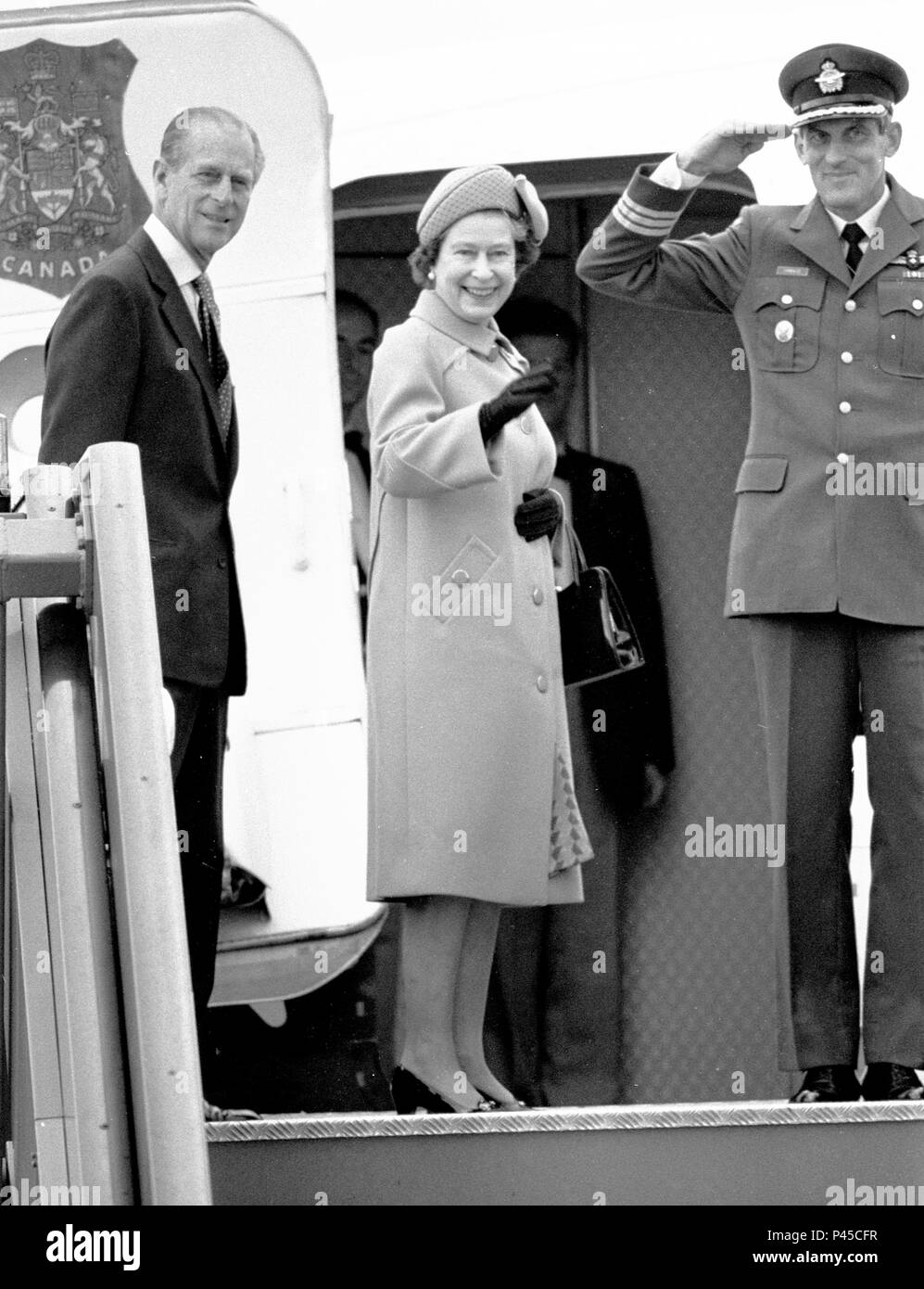 La regina Elisabetta II, accompagnata dal Principe Filippo, il Duca di Edimburgo, schede un aereo all'aeroporto di Heathrow per un 14-day tour in Canada. Foto Stock