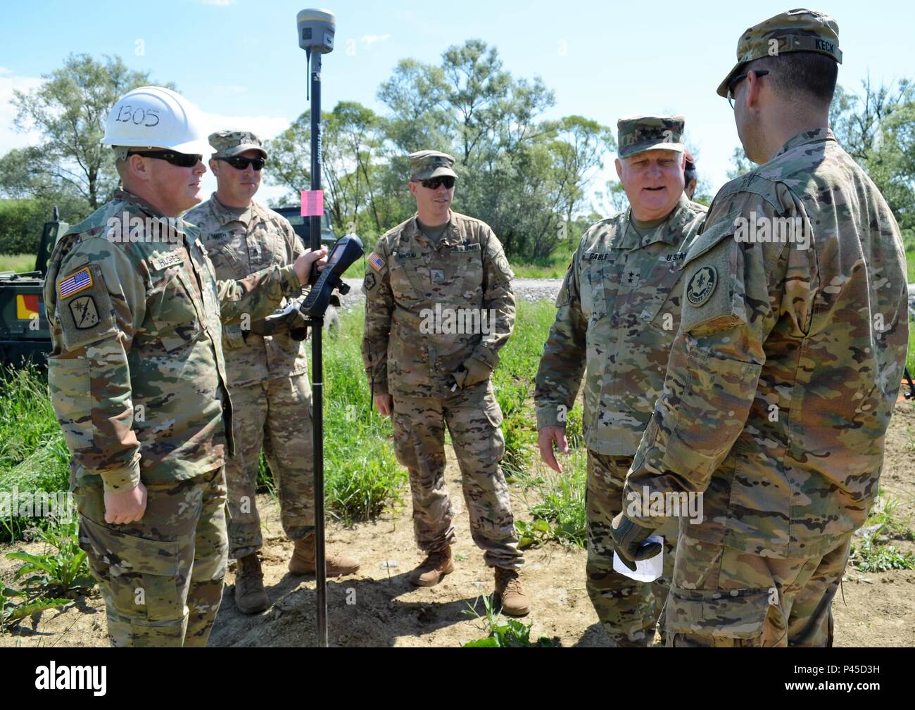 (Da sinistra a destra) SPC. Riley Hughes, sondaggio e uno specialista della progettazione, ingegnere 1305th distacco, Alabama Guardia Nazionale; lo staff Sgt. Travis Smith, costruzione non ufficiale incaricato in carica e Sgt. Giuseppe Myrum, ingegnere tecnico non ufficiale incaricato in carica, ingegnere del reggimento Squadron, 2° Reggimento calvario, Esercito attivo; Il Mag. Gen. Charles Gable, Vice aiutante generale dell'esercito Alabama Guardia Nazionale e Chief Warrant Officer 2 Michael Keck, tecnico delle costruzioni tech, ingegnere del reggimento Squadron, 2° Reggimento calvario, esercito attivo. Il Mag. Gen. Gable visite con sondaggio e Foto Stock