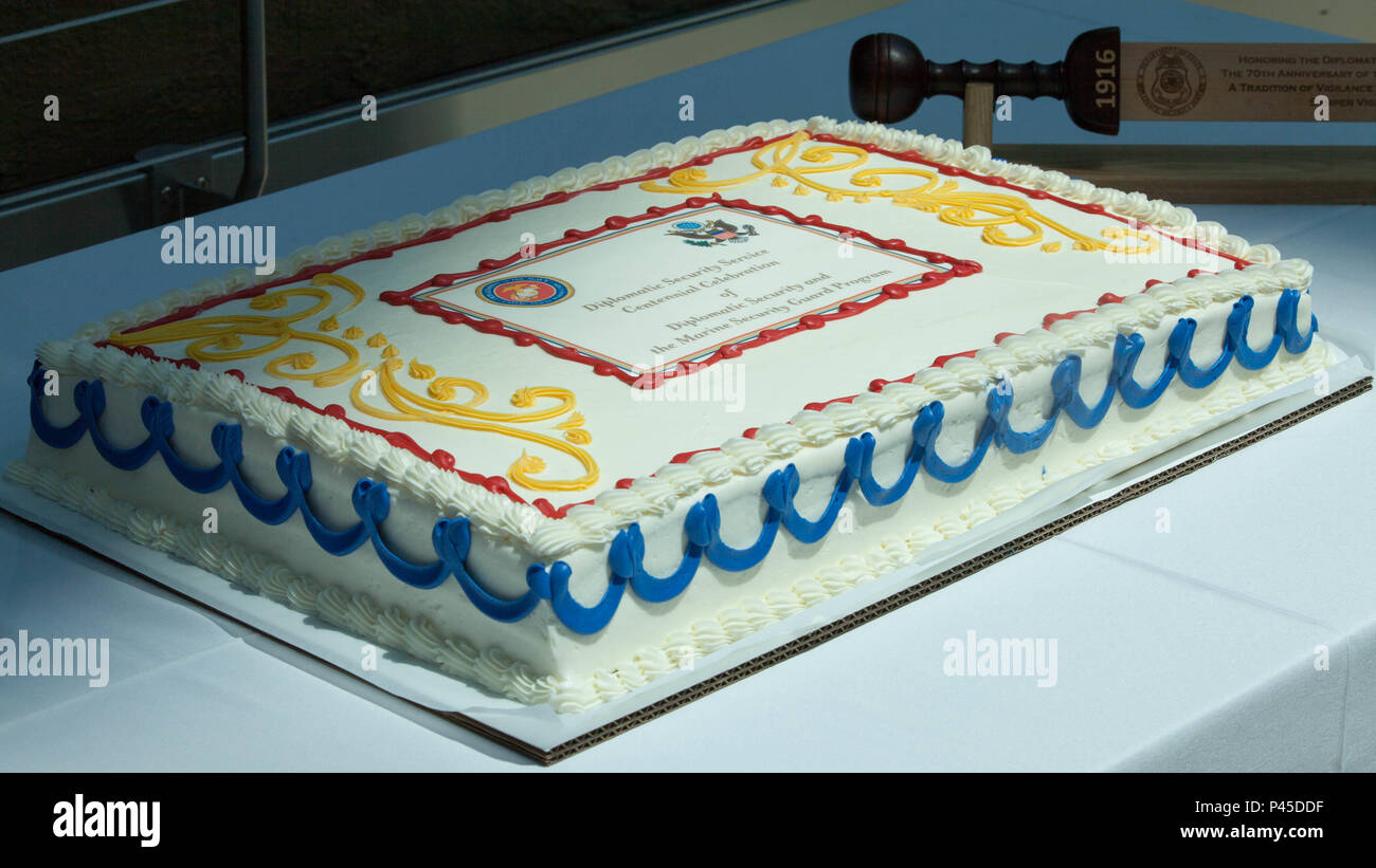 Una torta per celebrare il centesimo anniversario del diplomatico il servizio di sicurezza è stato visualizzato durante una cerimonia che si terrà presso il Museo Nazionale del Marine Corps nel triangolo, Virginia, 29 giugno 2016. Originariamente chiamato il Bureau del Secret Intelligence, il DSS è la sezione Sicurezza del Dipartimento di Stato che prende in carico la legge degli Stati Uniti esecuzione all'estero nei rapporti con gli Stati Uniti di diplomazia e dignitari stranieri. Foto Stock