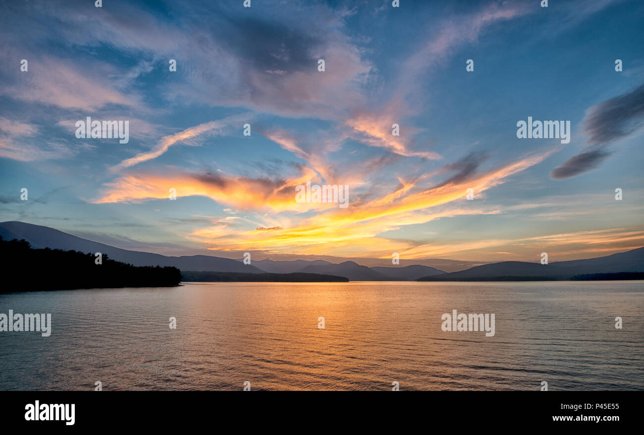 Tramonto spettacolare con cielo blu al serbatoio Ashokan in Ulster County in New York. Luce dorata si riflette sulle montagne e calma la superficie del serbatoio Foto Stock