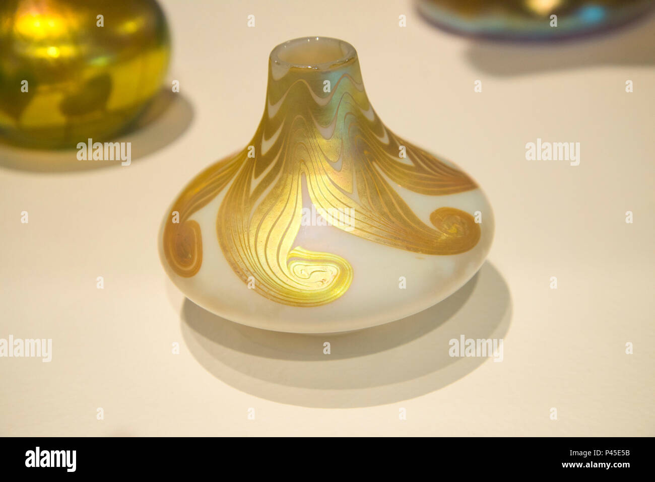 Frederick carda--Bud vaso con decorazione di turbolenza. Nei primi anni del XX secolo. Oro e Bianco vetro Aurene. Foto Stock