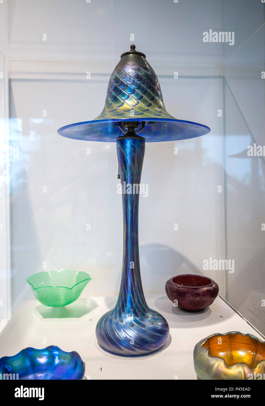 Lampada da tavolo in vetro da Louis Comfort Tiffany. Boudoir lampada da tavolo. Foto Stock