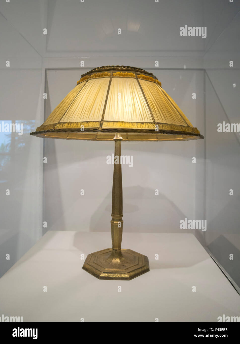 Linenfold Lampada da tavolo da Louis Comfort Tiffany, nei primi anni del XX secolo. Foto Stock