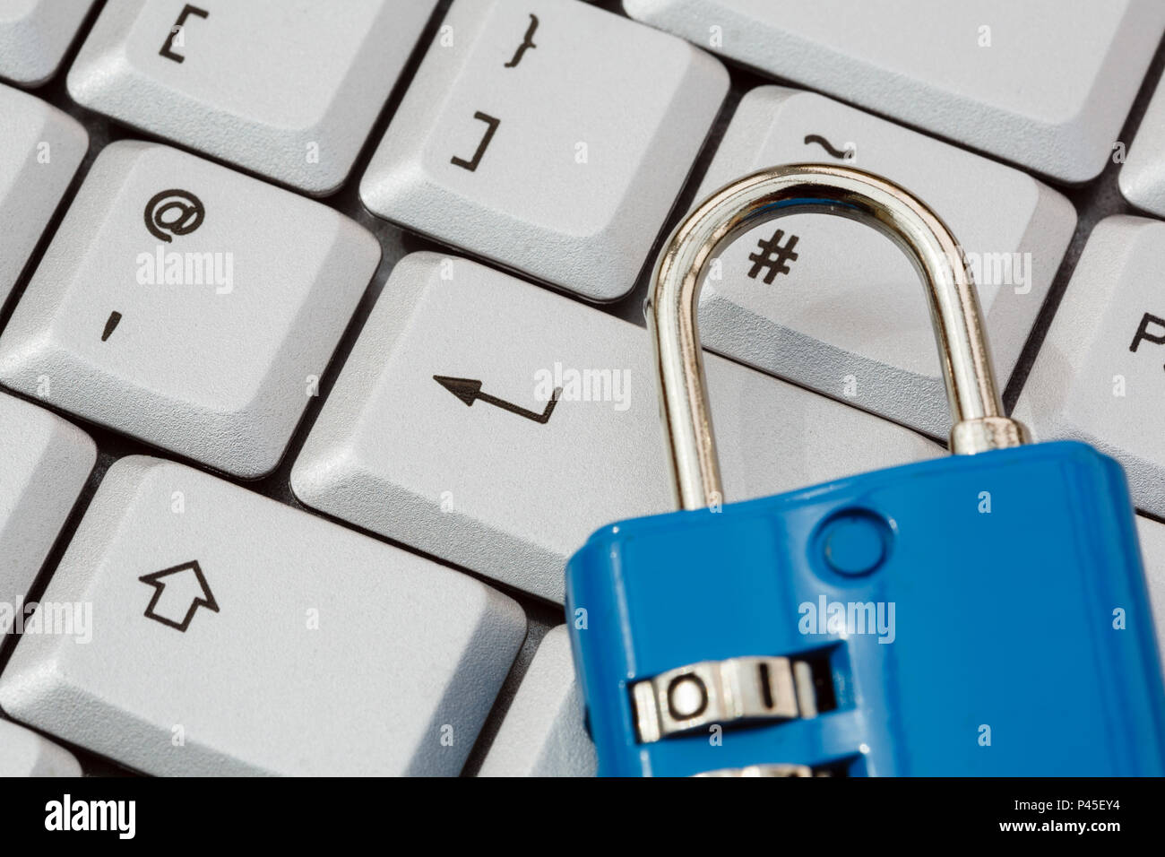 Una tastiera con il tasto invio e un lucchetto per illustrare online cyber security e la protezione dei dati il PILR concetto. Inghilterra Regno Unito Gran Bretagna Foto Stock