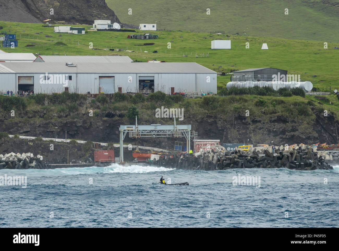 Team di spedizione di valutare le condizioni di sbarco a Edimburgo dei sette mari, Tristan da Cunha, i territori britannici d'Oltremare, Sud Atlantico Foto Stock