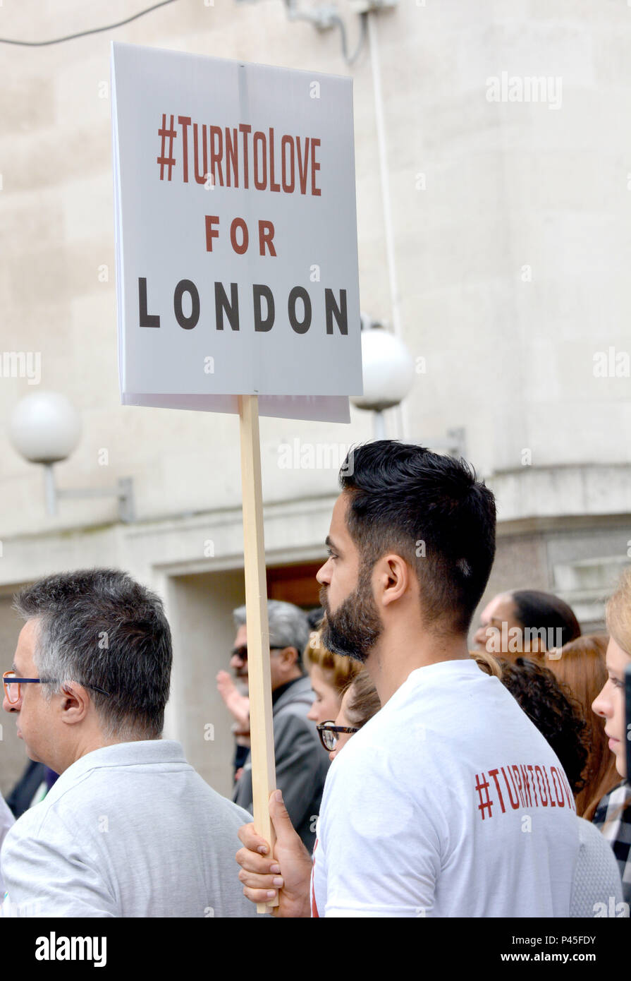 Foto deve essere accreditato ©Alpha premere 066465 19/06/2018 atmosfera al Finsbury Park attacco terroristico 1° anniversario minuti di silenzio mantenuto a Islington Town Hall di Londra. Foto Stock