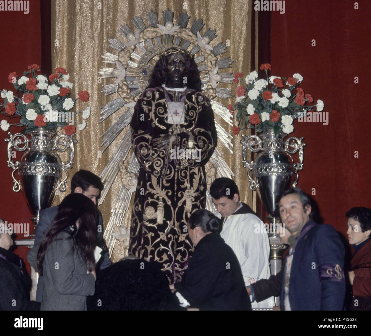 GENTE BESANDO a Gesù. Posizione: Iglesia de Jesus De Medinaceli, MADRID, Spagna. Foto Stock