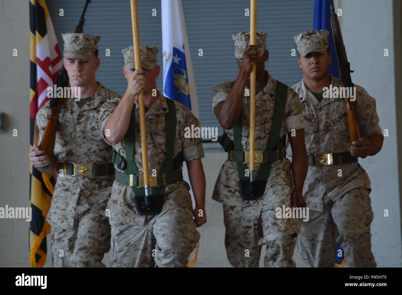 La Guardia d'Onore colloca i colori nazionali durante la disattivazione del Marine Aircraft Group 49 Detachment Alpha e il consolidamento del Marine Light Attack Helicopter Squadron 773 (meno) presso la Dobbins Air Reserve base, Marietta, Georgia. Gli aerei coinvolti includono gli elicotteri AH-1W Super Cobra e UH-1Y Huey. Gli eventi cerimoniali si concentrano sulla tradizione, il consolidamento delle unità, gli onori militari, le operazioni di aviazione, il coordinamento dei voli, integrazione dello squadron, gestione delle unità di riserva e formazione in conformità con il piano per l'aviazione marina dell'anno fiscale, garantendo la disponibilità operativa e la conservazione del patrimonio. Foto Stock