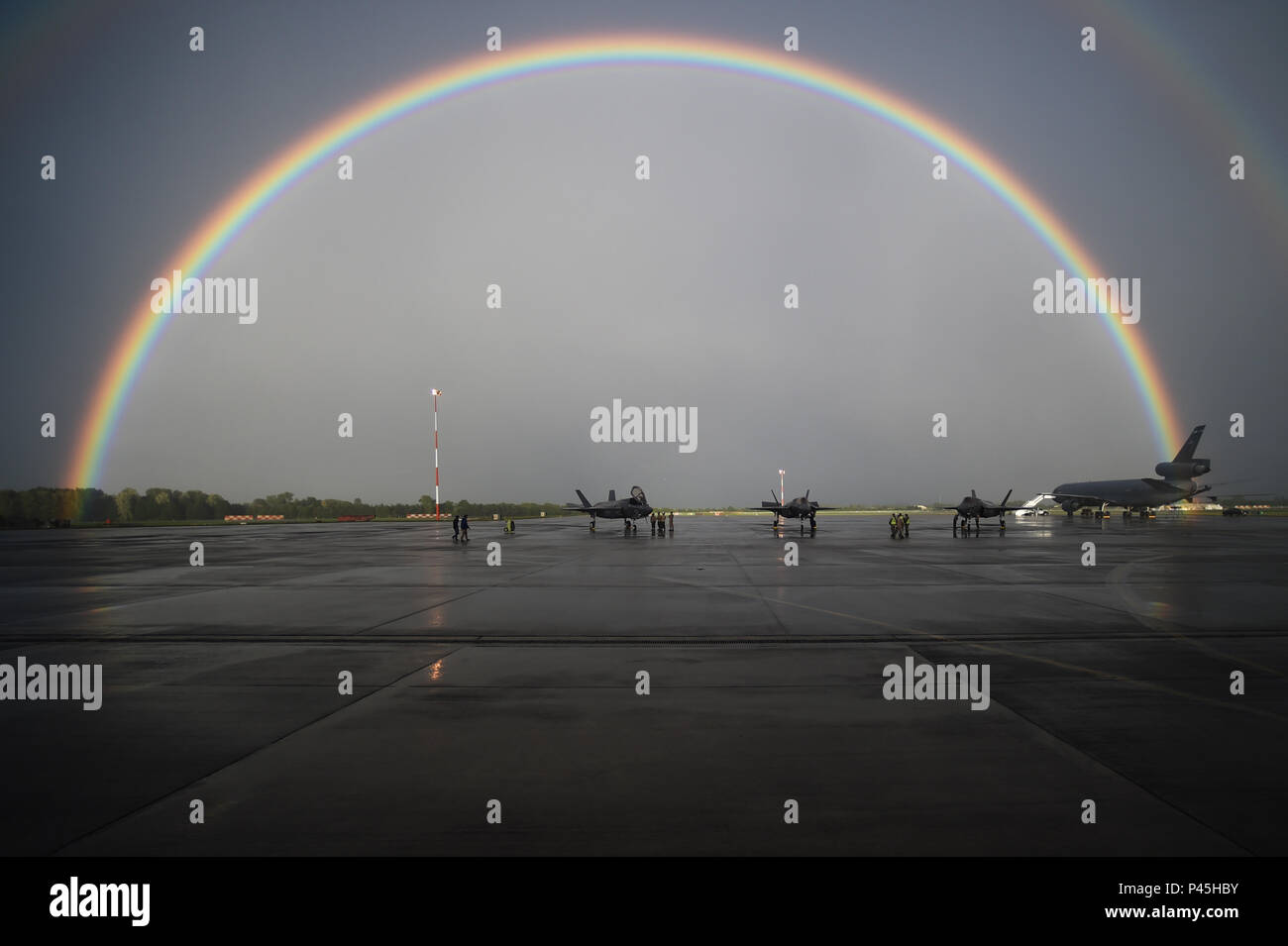 Tre F-35B Lightning II e KC one-10 Extender sedersi sul flightline a RAF Fairford, Regno Unito, 29 giugno 2016. L'arrivo della quinta generazione di combattenti ha segnato il primo tempo F-35's toccato nel Regno Unito. (U.S. Air Force foto di Tech. Sgt. Jarad A. Denton/rilasciato) Foto Stock