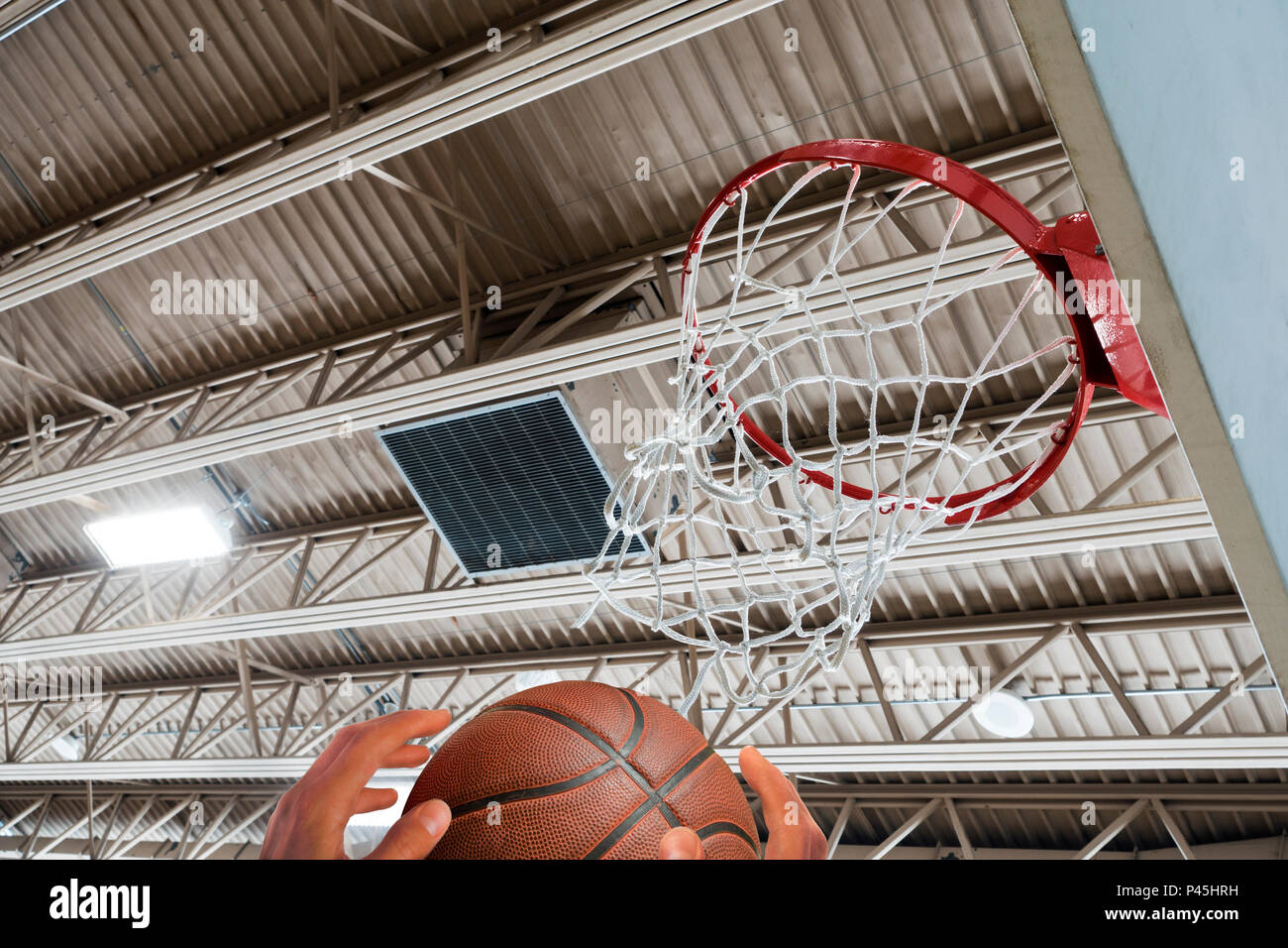 Per raggiungere il basket sotto il cerchio interno Foto Stock