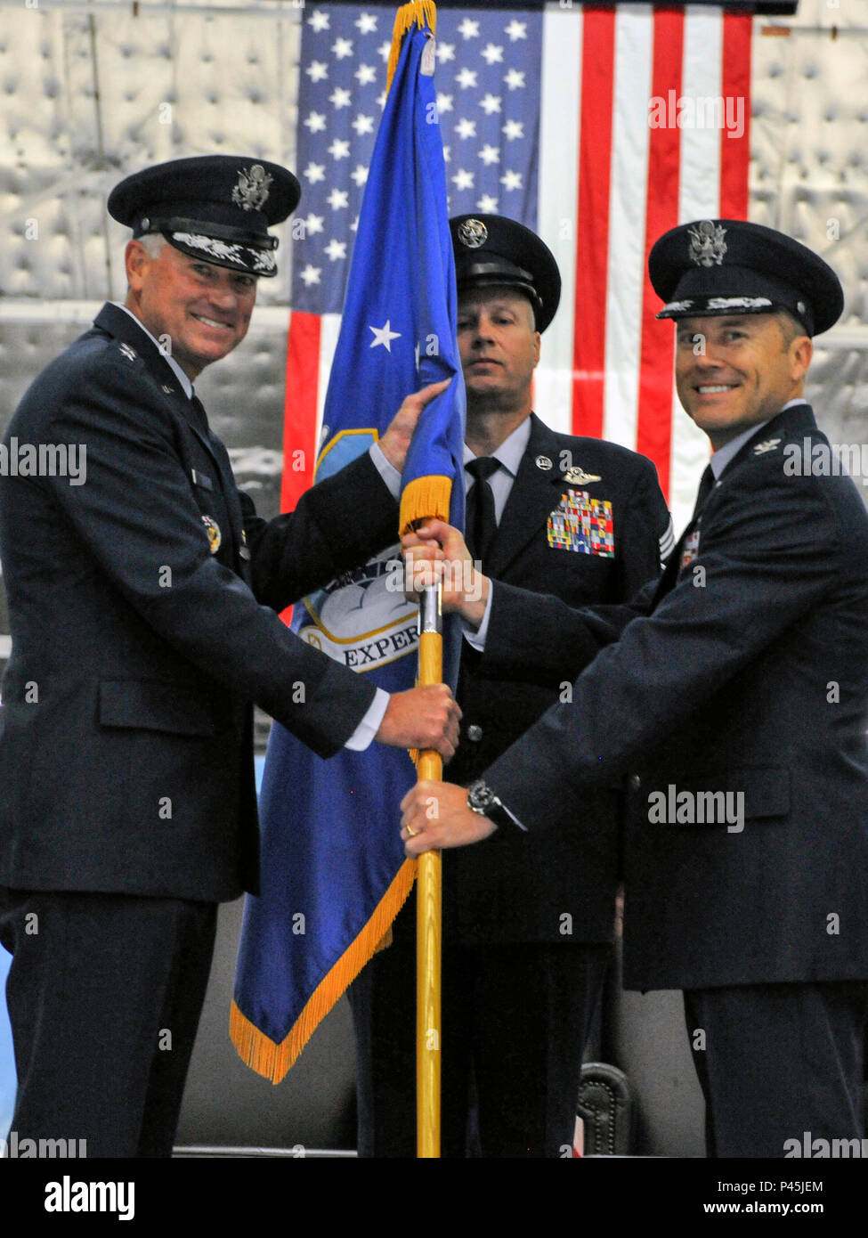 Lt. Gen. Samuel D. Cox, XVIII Air Force commander, passa l'ottantanovesimo Airlift Wing guideon al Col. Casey D. Eaton, significando Eaton assunzione di comando alla base comune Andrews, Md., 17 giugno 2016 Eaton ha assunto il comando da Col. John C. Millard dopo che serve come il comandante della 515th aria mobilità operazioni parafango in base comune Harbor-Hickam perla, Hawaii. (U.S. Air Force foto di Senior Master Sgt. Kevin Wallace/RILASCIATO) Foto Stock