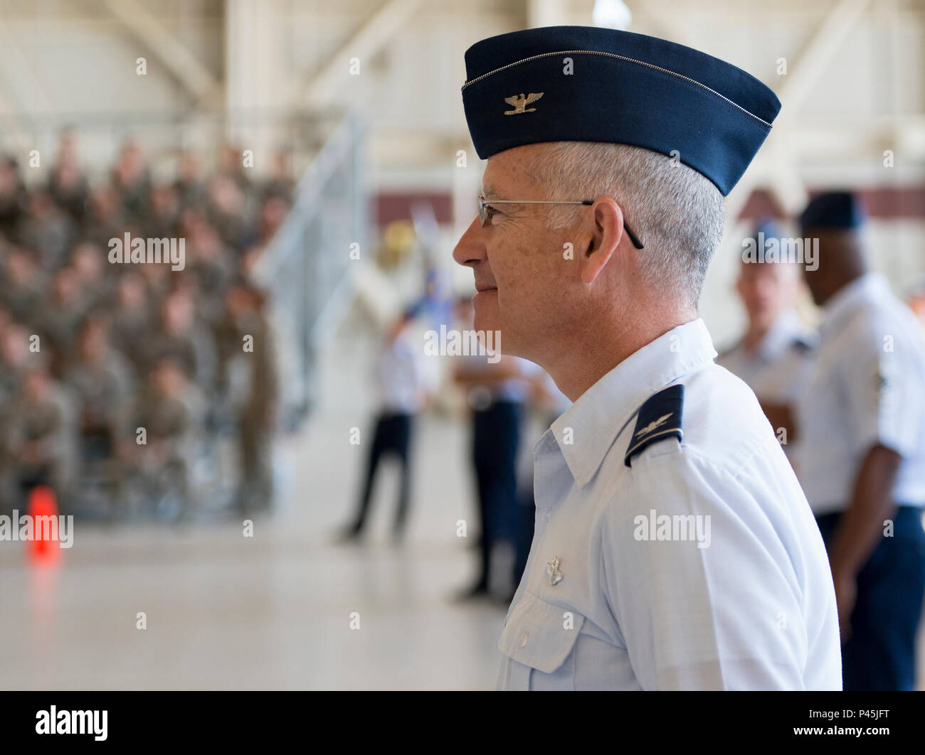 Il colonnello Rawson legno, commander, sessantesimo Medical Group, attende l'arrivo della festa ufficiale durante il sessantesimo di mobilità in aria del cambiamento di cerimonia di comando , hangar P-14, Travis AFB, 28 giugno 2016. Col. John M. Klein Jr. ha ufficialmente assunto il comando del sessantesimo Aria Mobilità ala da Col. Joel Jackson, che ha servito come comandante per 16 mesi. (U.S. Air Force foto di Heide Lettino/rilasciato) Foto Stock