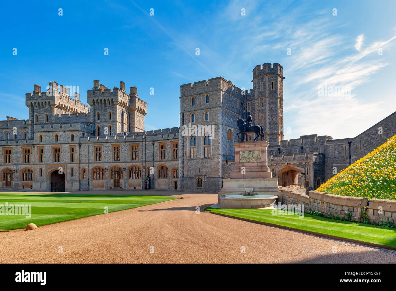 Il gruppo di edifici con il re Carlo II Statua in alto Ward e il quadrangolo del Castello di Windsor, una residenza reale a Windsor in Regno Unito Foto Stock
