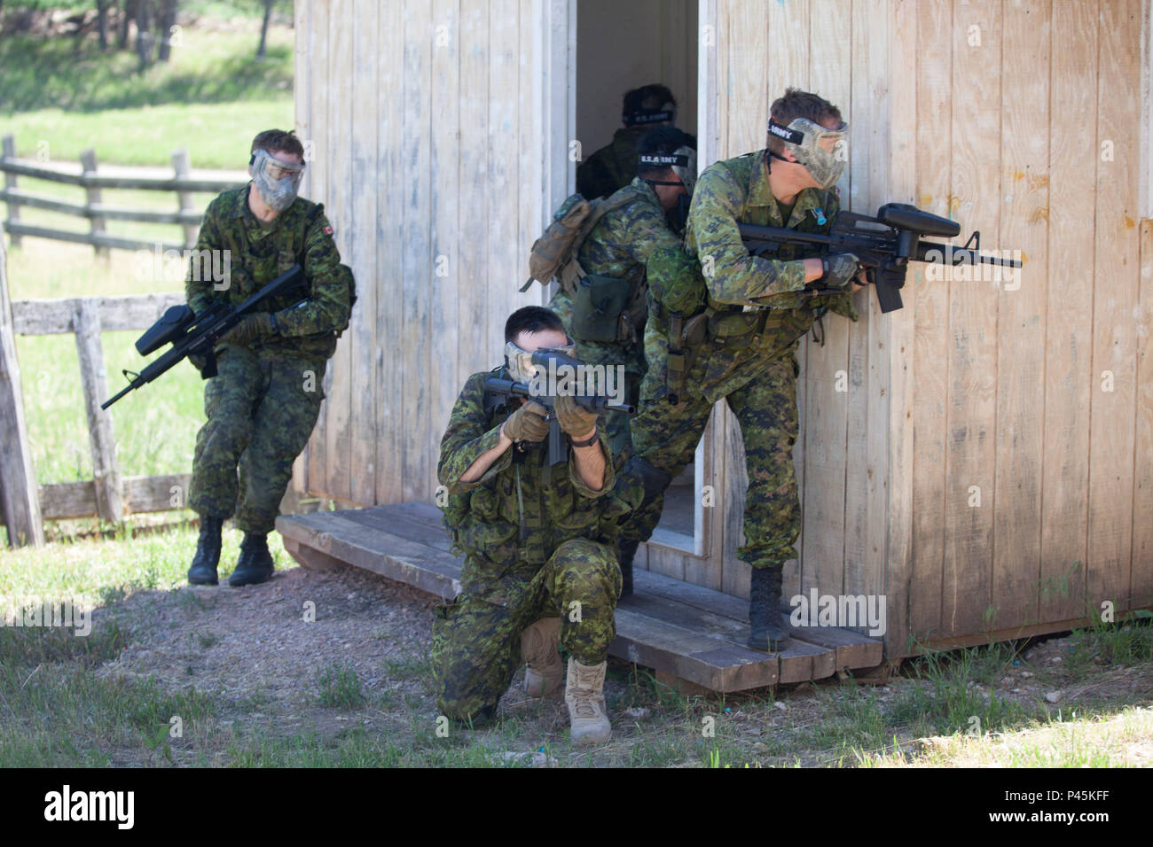 I soldati della 41ª Brigata canadese Gruppo, esercito canadese, cancellare una stanza e tirare la protezione durante il pattugliamento urbano corsia di formazione come parte del Golden Coyote esercizio, West Camp rapido, S.D., 16 giugno 2016. Il Golden Coyote è un esercizio a tre-fase, scenario di esercizio di condotta condotta in Black Hills del Sud Dakota e Wyoming, quali comandanti permette di concentrarsi sulla missione requisiti essenziali per lo svolgimento delle attività e le attività del guerriero e punte di battaglia. (U.S. Esercito foto di Spc. Kristen Root/rilasciato) Foto Stock