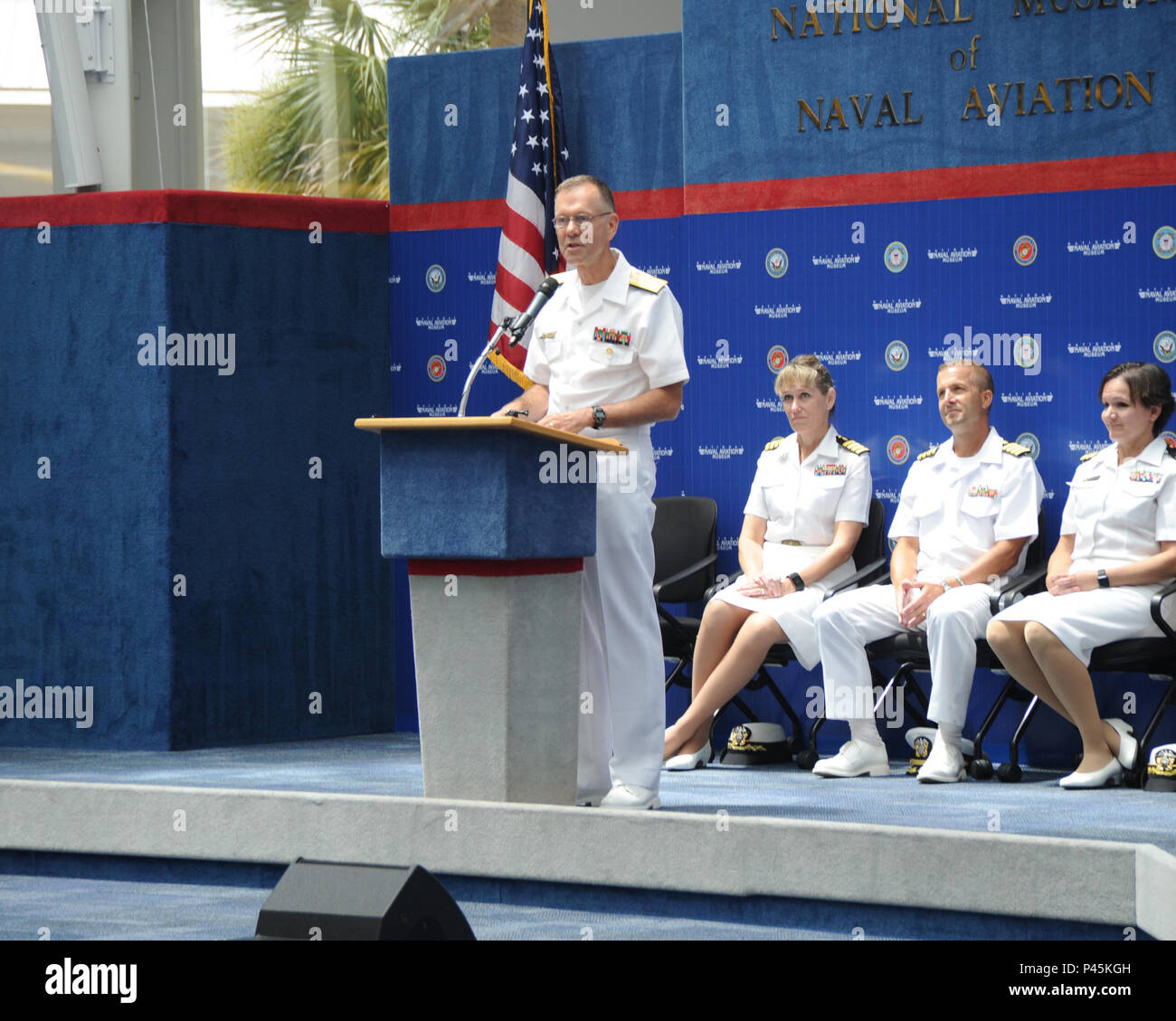 Adm posteriore. Kenneth Iverson, commander, Navy Medicina Orientale, parla al finale cerimonia di laurea per ospedale navale Pensacola la medicina di famiglia Residency Program presso il National Naval Aviation Museum a bordo Naval Air Station Pensacola Giugno 30. Iverson è una tecnica laureato di NHP la medicina di famiglia Residency Program che è iniziata nel 1972. Foto Stock