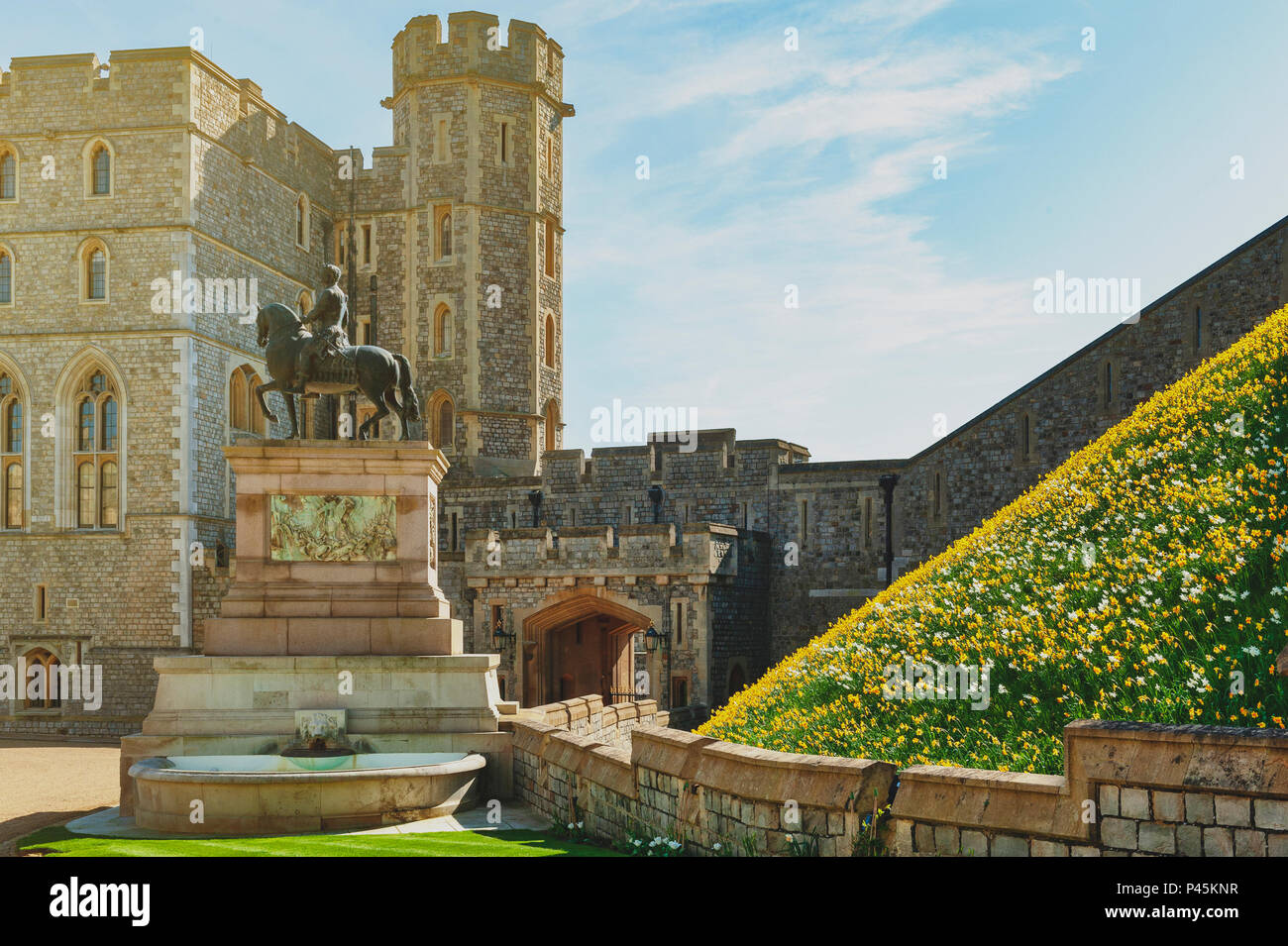 Il re Carlo II Statua in alto Ward e il quadrangolo del Castello di Windsor, la residenza reale di Windsor nella contea del Berkshire, Inghilterra, Regno Unito Foto Stock