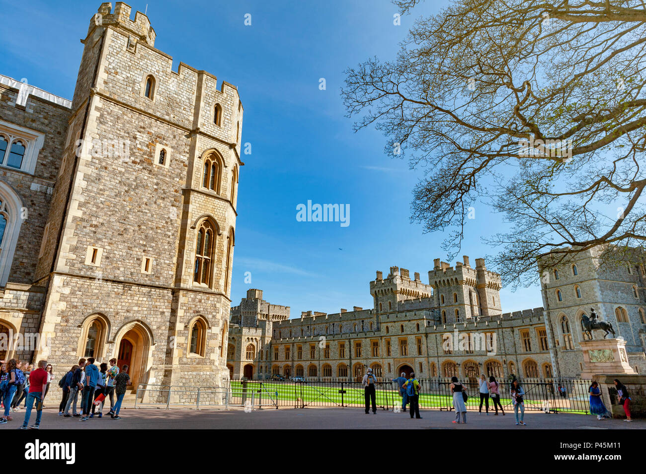 Un gruppo di edifici ad alto Ward e il quadrangolo del Castello di Windsor, la residenza reale di Windsor nella contea del Berkshire, Inghilterra, Regno Unito Foto Stock