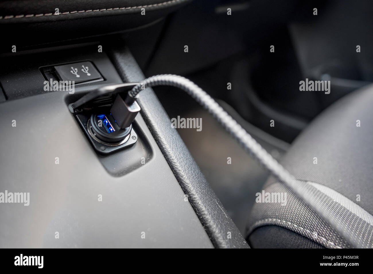 Cavo USB per auto carica doppia presa accendisigari Foto stock - Alamy