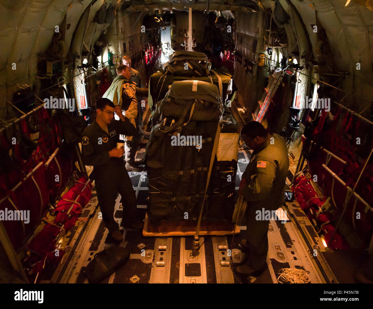 L'equipaggio della C-130J Super Hercules ispezionare il suo carico prima di decollare durante una Joint Airborne trasportabilità aria esercizio Giugno 30, 2016 a Ramstein Air Base, Germania. La trentasettesima Airlift Squadron prepara gli avieri per le future missioni partecipando a JA/ATT esercizi con altre unità diverse volte al mese. Foto Stock