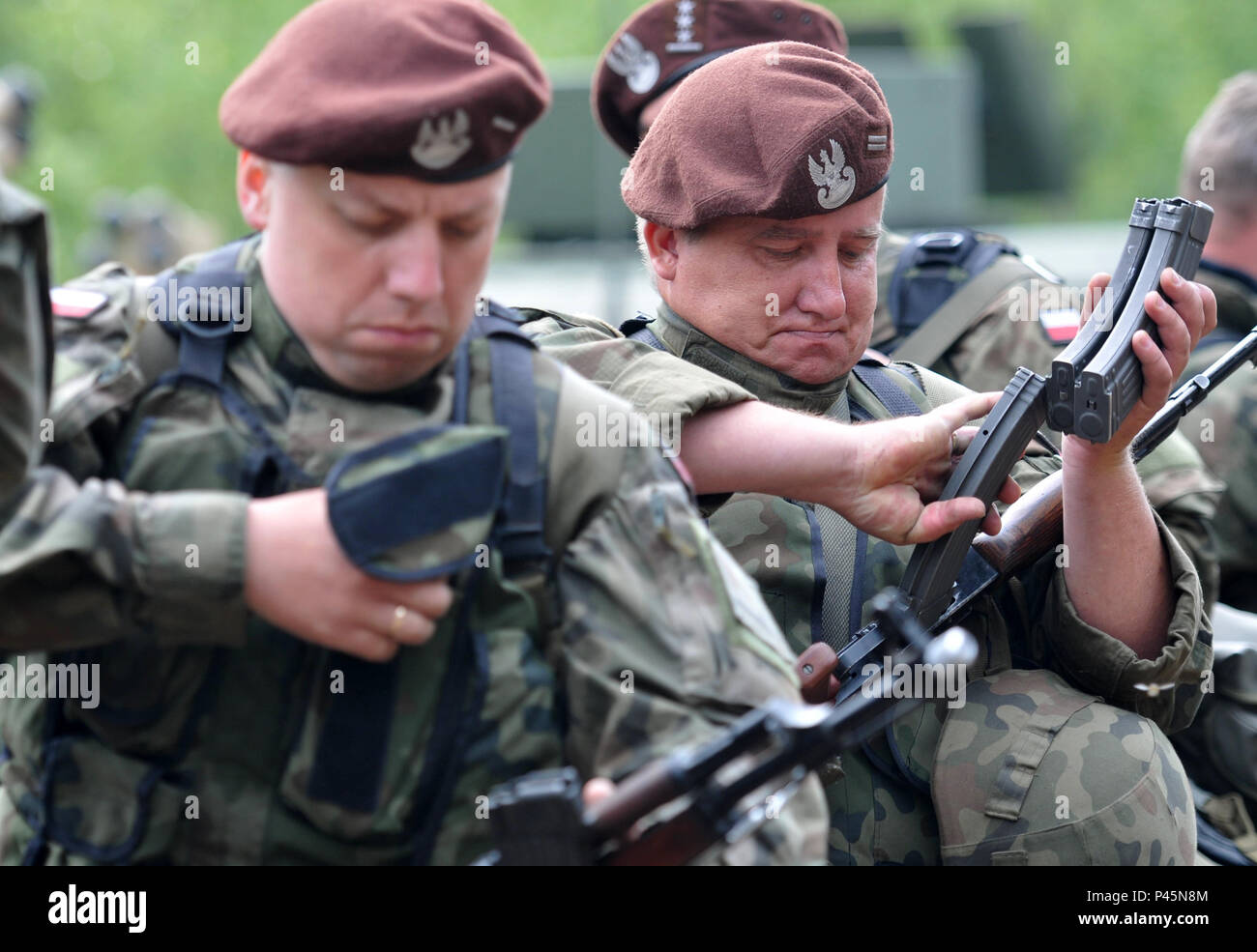 Polacco soldati di fanteria cancellare rapidamente le loro armi e prepararsi a condurre una qualifica armi led gamma dal 554th Polizia Militare azienda da Stutgart, Germania durante l'esercizio Anakonda 2016 vicino a Chelmno, Polonia, 10 giugno. L'esercizio prevede più di 31.000 partecipanti provenienti da più di 20 nazioni. Anakonda 16 è il principale evento di formazione per gli Stati Uniti Esercito e l'Europa delle nazioni partecipanti e dimostra come gli Stati Uniti e i paesi partner possono efficacemente unire sotto un comando unificato mentre la formazione su scenario contemporaneo. (U.S. Foto dell'esercito da Staff Sgt. Debra Richardson) (rilasciato) Foto Stock