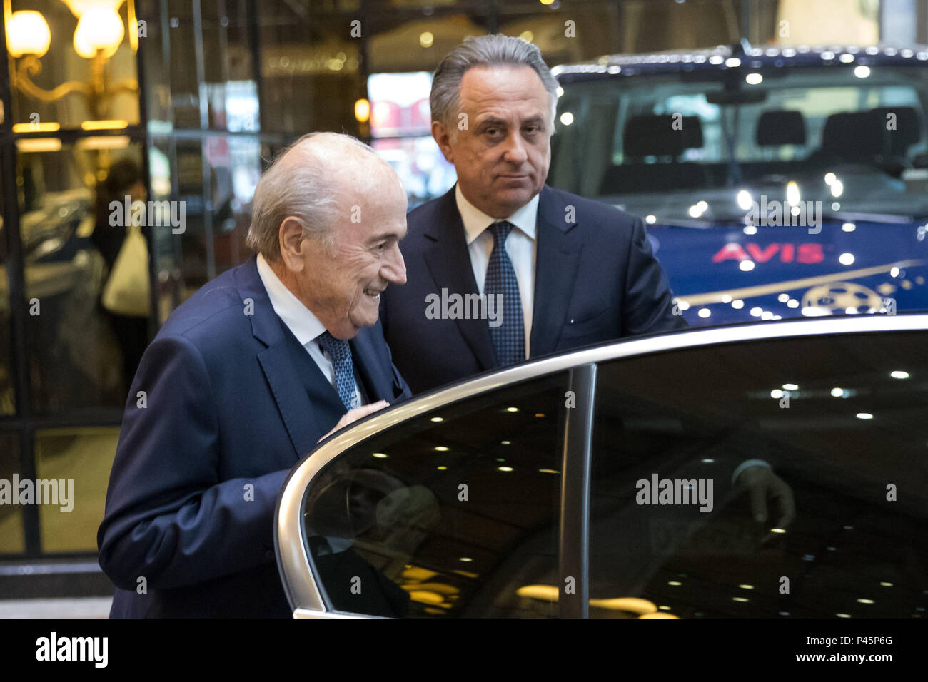 Vitaly Mutko Leontiyevich Vice Primo Ministro della Russia ed ex presidente della FIFA Joseph 'SEPP' Blatter uscire il St Regis Hotel insieme a Mosca. Foto Stock
