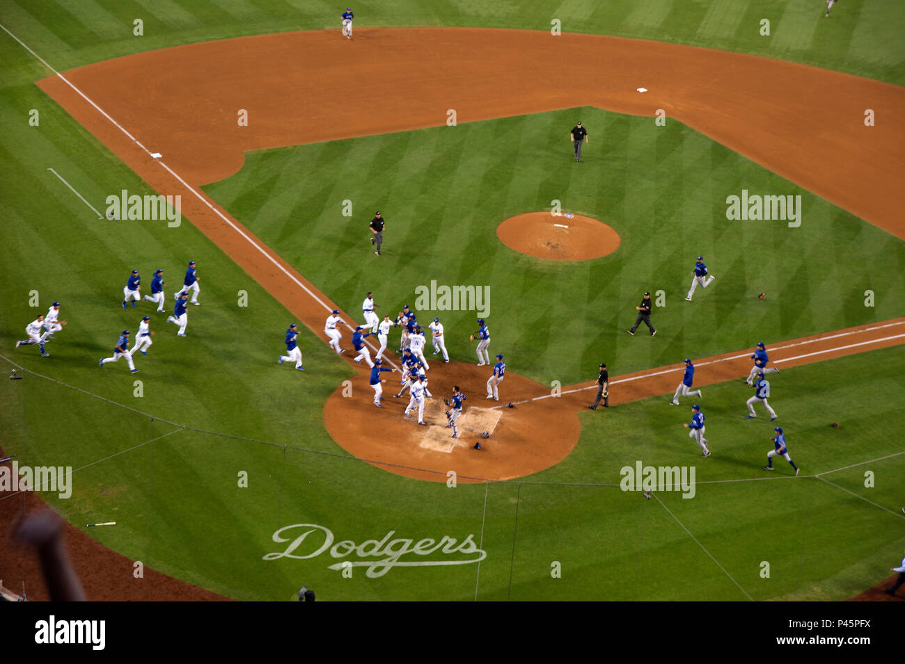 Una lotta esplode durante Dodgers gioco presso il Dodger Stadium di Los Angeles,CA Foto Stock
