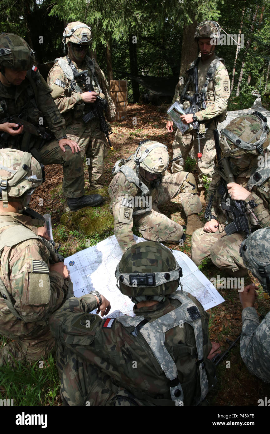 Stati Uniti I soldati del primo combattimento vigili del Team, ottantaduesima Airborne Division e soldati polacchi del 6° Brigata Aerea discutere gli obiettivi della missione durante la conduzione di un operazione difensiva durante la risposta rapida 16 formazione esercitare all'Hohenfels Area Formazione, una parte della multinazionale comune disponibilità centro, Hohenfels, Germania, Jun. 19, 2016. Esercizio risposta rapida è uno dei premier militari di risposta alle crisi eventi di formazione per multi-nazionale Airborne Forces nel mondo. Questo esercizio è progettato per ottimizzare la disponibilità del nucleo di combattimento di U.S. Global Response Force - attualmente l'ottantaduesima Foto Stock