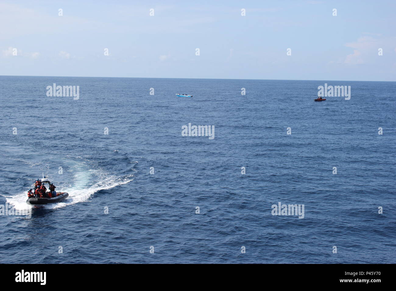 Avviso di taglio distribuite due applicazione della legge ai team di borsa un go-nave veloce e recuperare abbandonata balle di cocaina durante il suo 53-giorno contro-farmaco patrol che spaziavano 12.500 miglia nel Pacifico orientale. Questi antidroga interdictions nell'emisfero occidentale zona di transito al largo delle coste del Sud e America centrale, sono state svolte a sostegno del funzionamento Martillo, una operazione internazionale incentrata sulla condivisione delle informazioni e di avvicinare l'aria, la terra e il patrimonio marittimo da parte degli Stati Uniti Il Dipartimento della Difesa, Dipartimento della sicurezza interna e dell'Emisfero Occidentale e partner europei Foto Stock