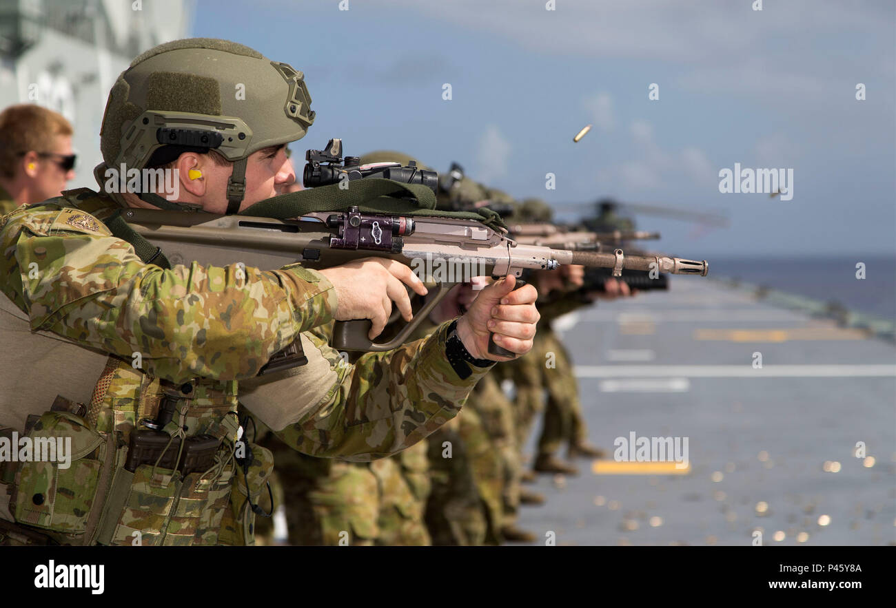Esercito Australiano soldato Braden privato Howard dal 2° Battaglione, Royal Australian Regiment, prende parte in un live-formazione antincendio drill sul ponte di volo di HMAS Canberra en route per esercitare RIMPAC il 20 giugno 2016. (Australian Defence Force foto di LSI Helen Frank) Foto Stock