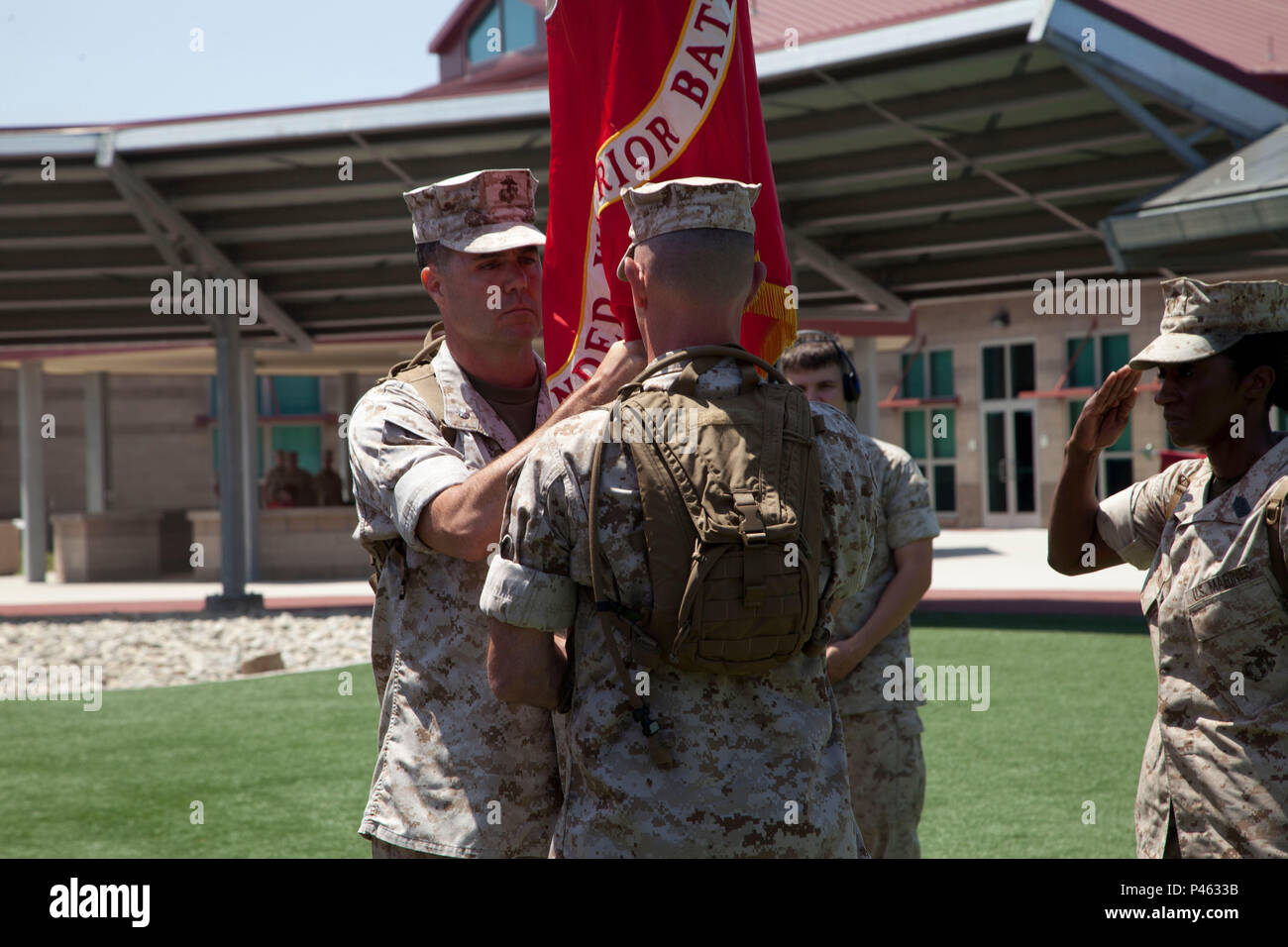 Stati Uniti Marine Corps Lt. Col. Brian Dwyer, destro, in uscita ufficiale in comando, guerriero ferito Battalion-West, rinuncia a comando per Lt. Col. Stephen Mount, sinistra, comandante, WWBN-W, durante un cambio del comando cerimonia al Camp Pendleton, California, 30 giugno 2016. Un cambiamento di comando è una tradizione militare che rappresenta un trasferimento formale delle autorità e la responsabilità di una unità da un Comandante di un'altra. (U.S. Marine Corps photo by Lance Cpl. Brandon Martinez, MCIWEST-MCB CamPen combattere la telecamera/rilasciato) Foto Stock