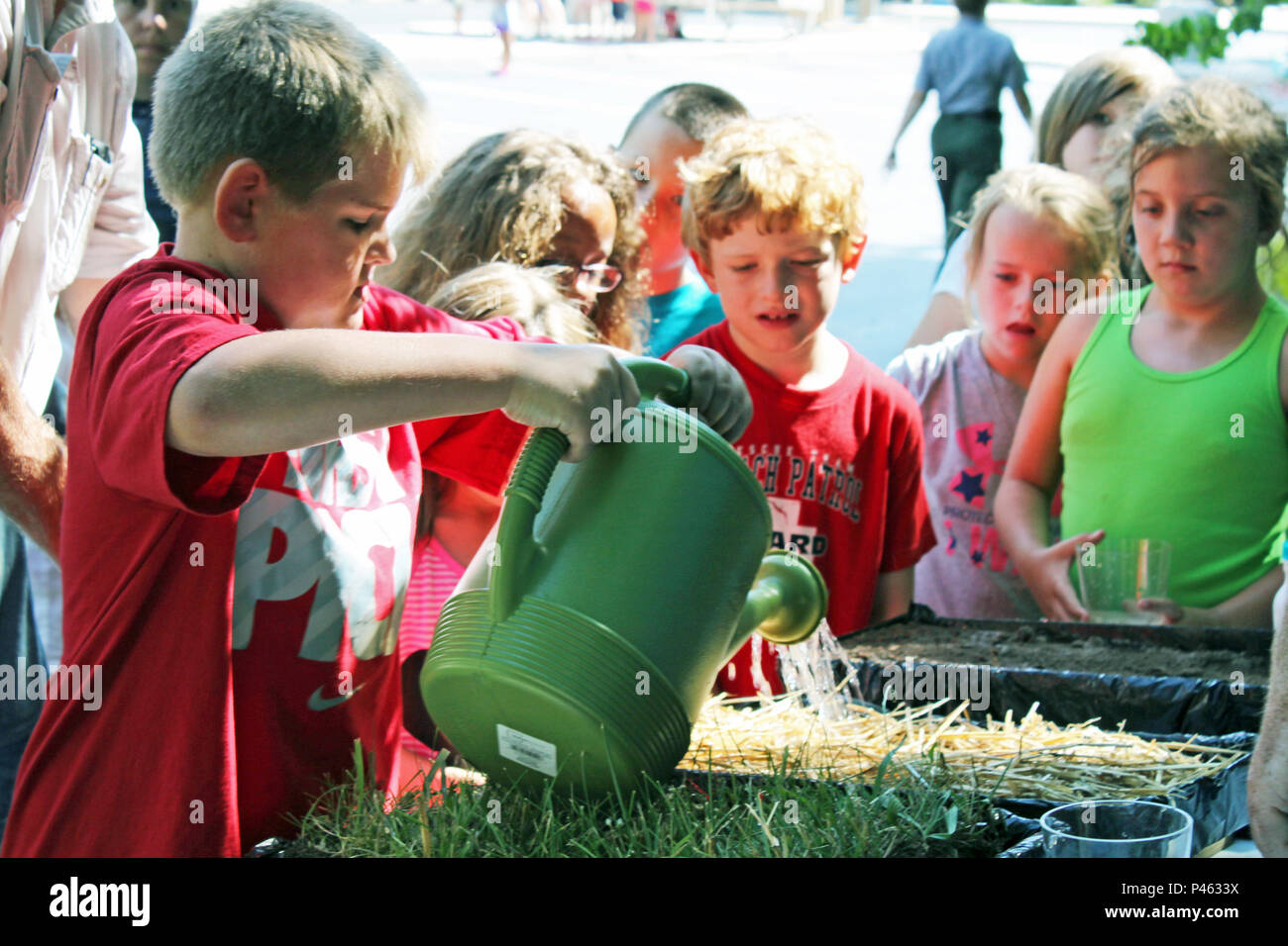 I bambini imparano le diverse superfici e vegetazione effetto runoff ed erosione a risorsa naturale conservazione del servizio stand durante la ottenere all'aperto giorno attività presso l'U.S. Esercito di ingegneri del distretto di Nashville's Lake Cumberland Natural Resource Manager dell'Ufficio nel Somerset, Ky., 16 giugno 2016. (USACE foto di Aurora Scott). Foto Stock