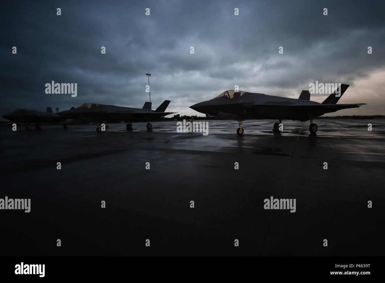 Tre F-35 Lightning II di sedersi sul flightline a RAF Fairford, Regno Unito, 30 giugno 2016. Questi quinta generazione di combattenti sono pianificati per prendere parte al più grande del mondo militare di air show - The Royal International Air Tattoo. (U.S. Air Force foto di Tech. Sgt. Jarad A. Denton/rilasciato) Foto Stock