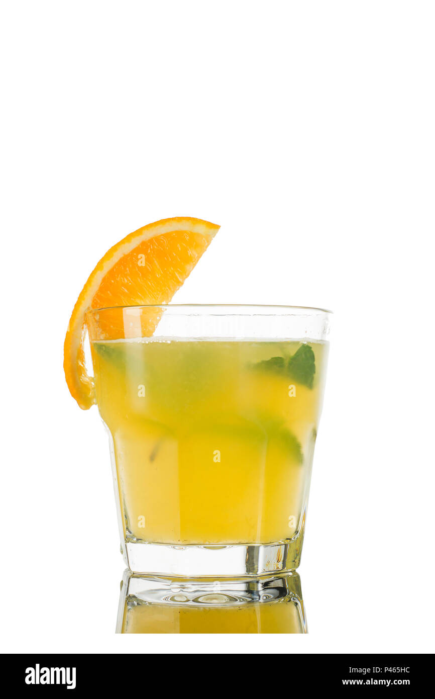 Cocktail. Succo di arancia, menta e ghiaccio decorato con Orange. Isolato su sfondo bianco. Foto Stock