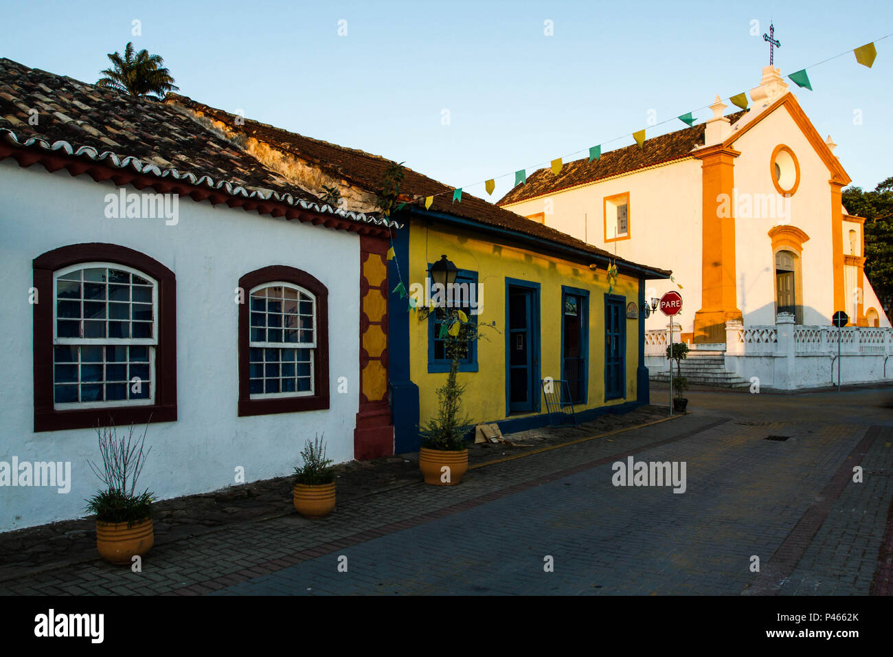 Centro Histórico de Santo Antonio de Lisboa decorado com bandeiras com come anime do Brasil e Igreja Nossa Senhora das Necessidades ao fundo. Florianópolis/SC, Brasil. 01/07/2014. Foto: (Ricardo Ribas / Fotoarena) Foto Stock