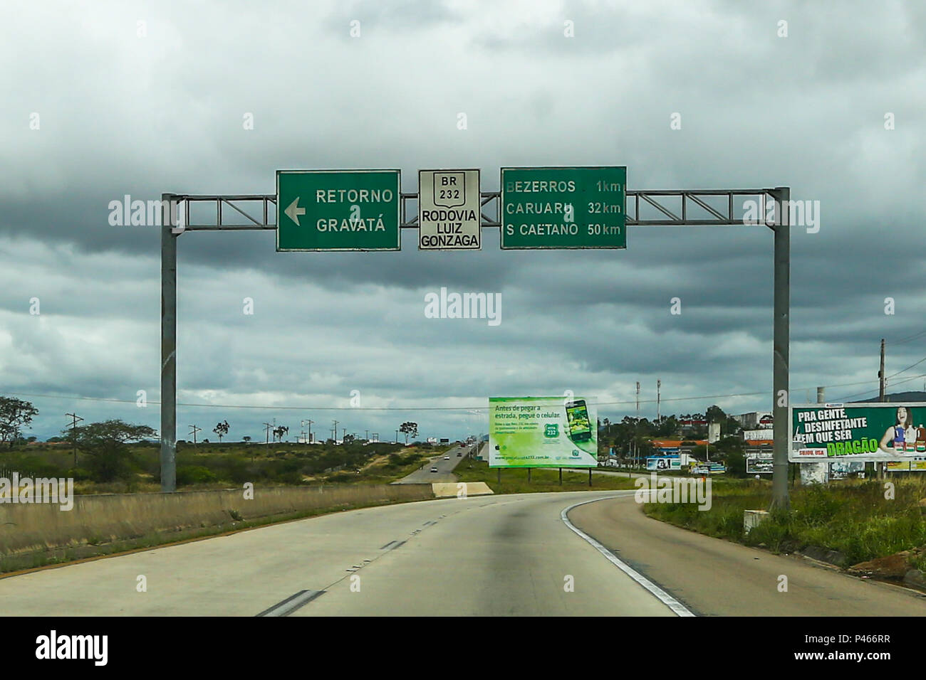 Placas de Sinalização na Br 232 que é uma rodovia brasileira que se inicia em Recife, Pernambuco e parte Rumo ao interior de Pernambuco, terminando em Parnamirim. Caruaru/PE, Brasil 05/08/2014. Foto: Carlos Ezequiel Vannoni/Agencia JCM/Fotoarena Foto Stock