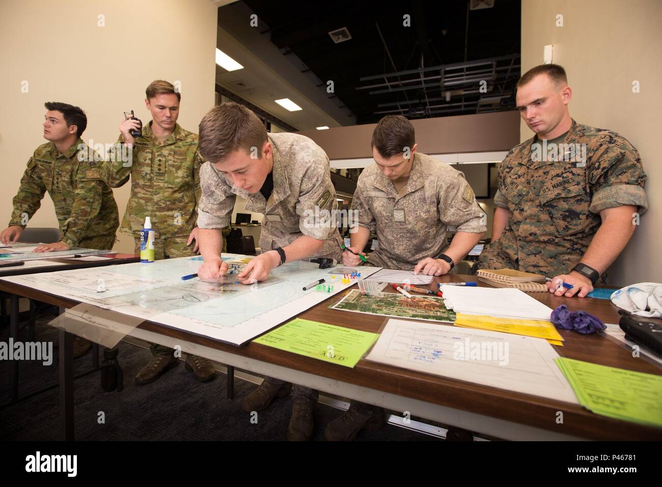 MARINE CORPS AIR STATION KANEOHE BAY (Giugno 30, 2016) in Australia e Nuova Zelanda il personale dell'esercito per saperne di corpo della marina degli Stati Uniti il comando di artiglieria procedure post durante un incendio il sostegno al coordinamento corso condotte per esercitare il cerchio del Pacifico 2016. Venti-sei nazioni, più di 40 navi e sottomarini, più di 200 aerei e 25.000 personale partecipano RIMPAC dal 30 giugno al 4 agosto, in e intorno alle Isole Hawaii e la California del Sud. Il più grande del mondo marittimo internazionale esercitazione RIMPAC offre una singolare opportunità di formazione che aiuta i partecipanti a favorire e su Foto Stock