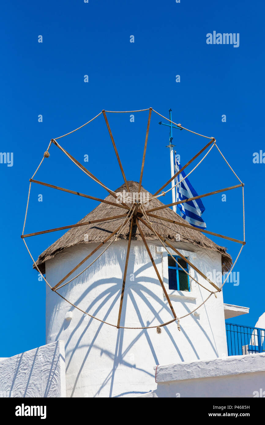 Tradizionale stile Greco windmill con bandiera greca contro un cielo blu, Ayia Napa, Cipro Foto Stock