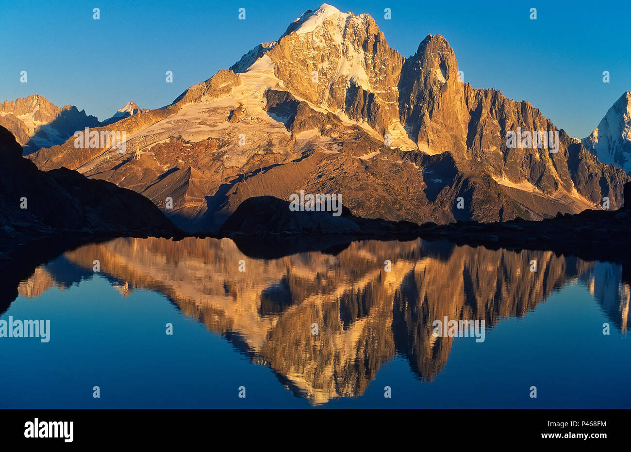 La splendida Aiguille Verte specchiato in Lac Blanc nelle Alpi francesi, Chamonix, Francia Foto Stock