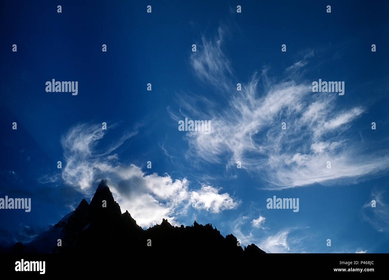 Cime Alpine stagliano alta altitudine nuvole Foto Stock