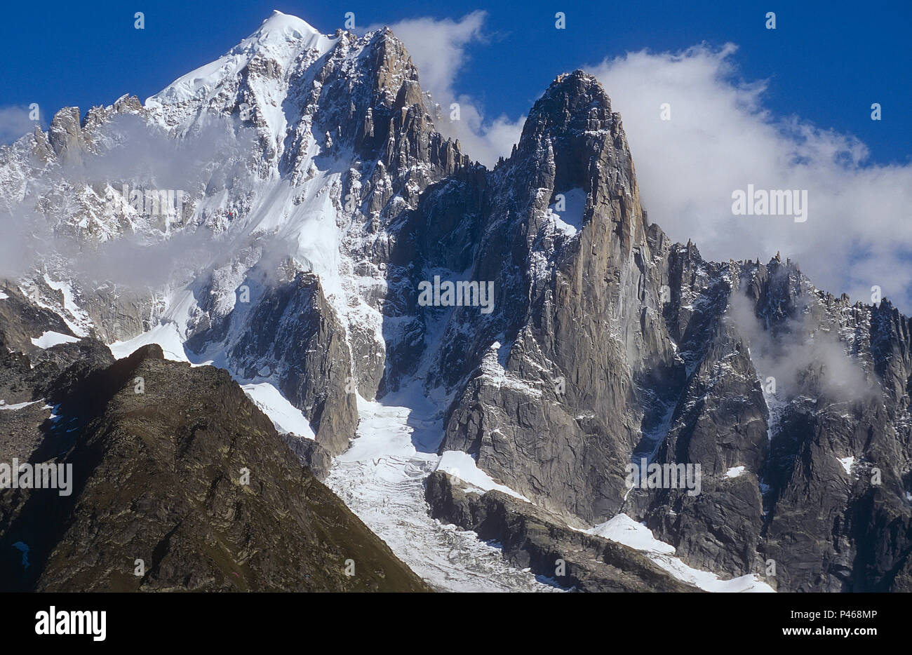Pomeriggio cloud intorno all'Aiguille Verte e Aiguille des Drus in Chamonix, Francia Foto Stock